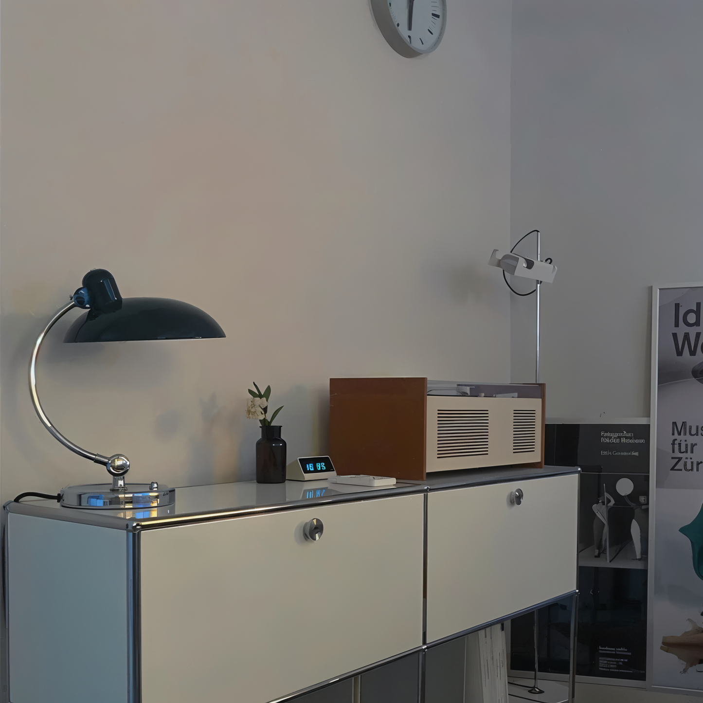 GlowVirella | Adjustable Vintage Desk Lamp Made of Iron