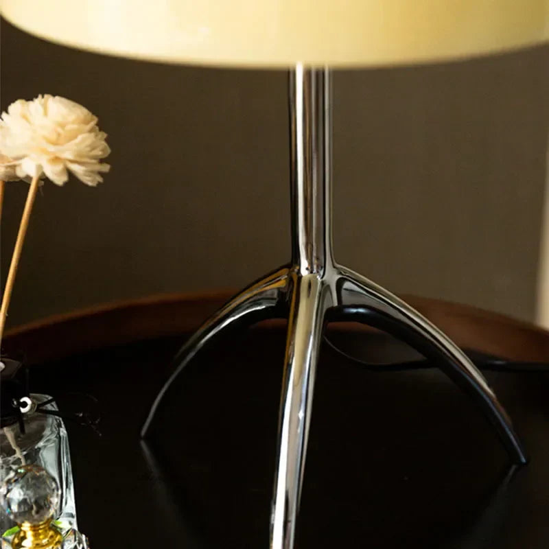 TripodLuxe | Modern table lamp with elegant tripod base