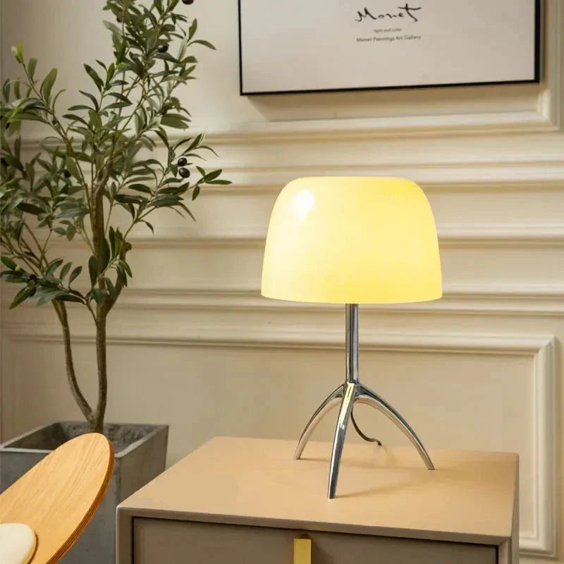 TripodLuxe | Modern table lamp with elegant tripod base