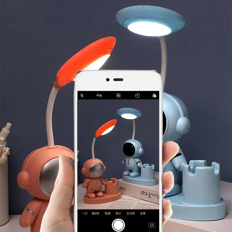 StarVoyager | Creative Astronaut Table Lamp2