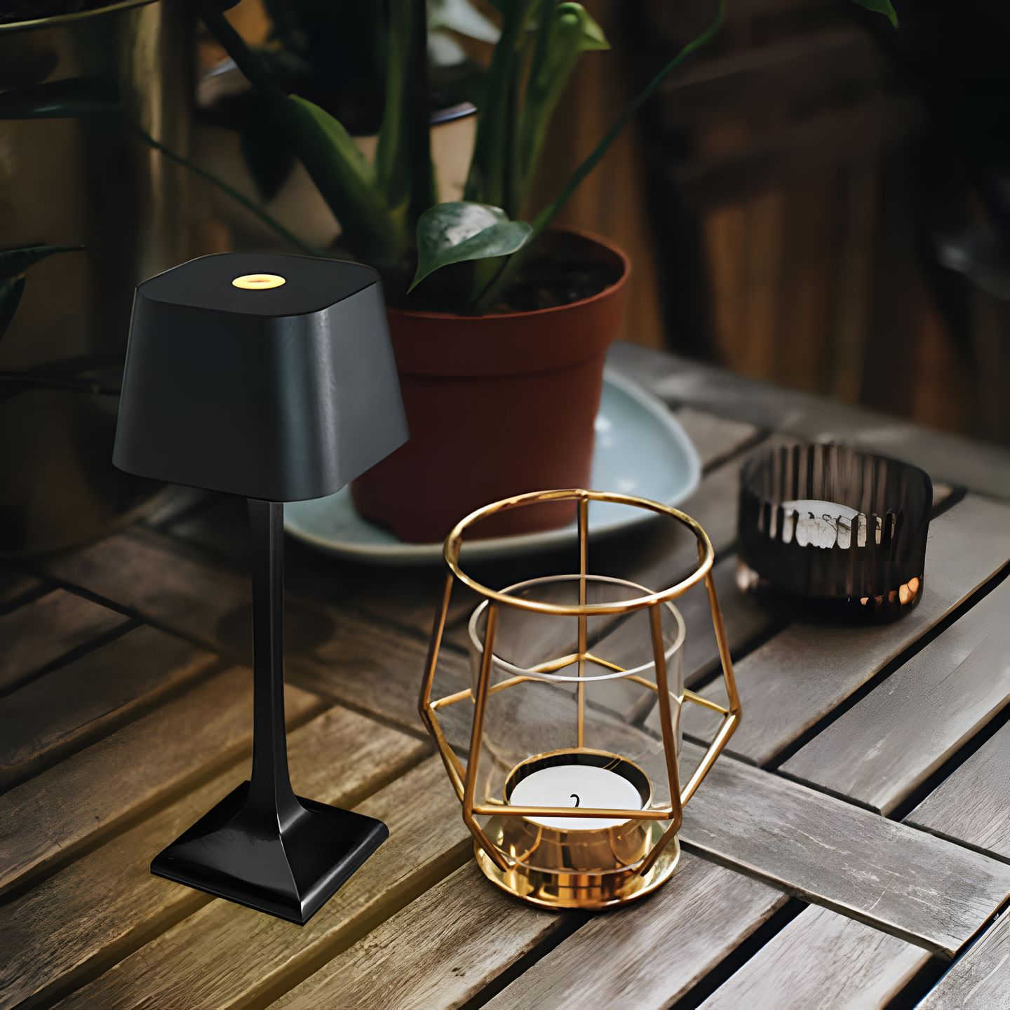TowerEdge | Touch Sensitive & Wireless Table Lamp4