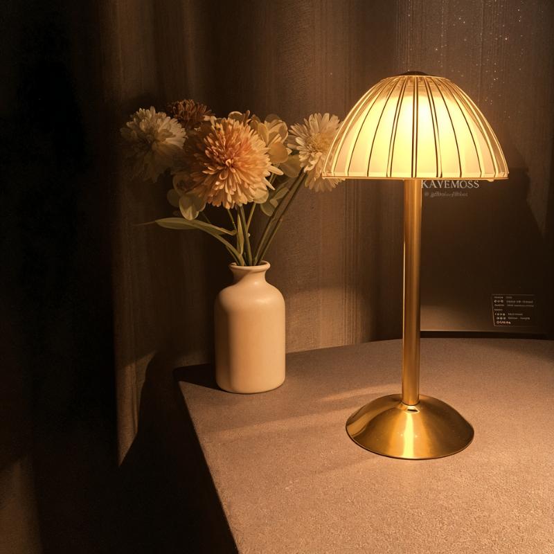 VivaLume | Classic Gold Table Lamp3