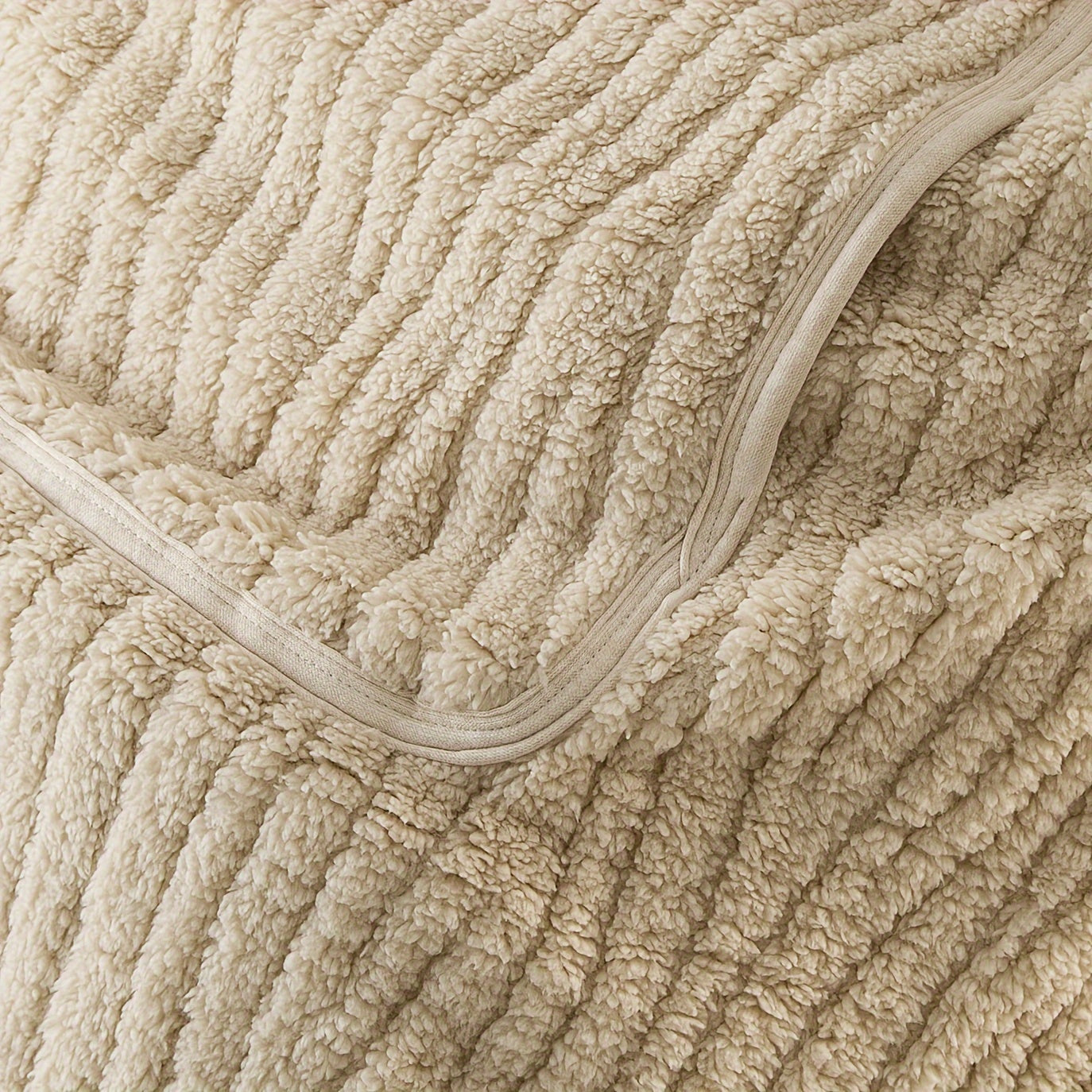 SnugAura | Winter Blanket – Hand-Warmer Pocket for Cosy Nights