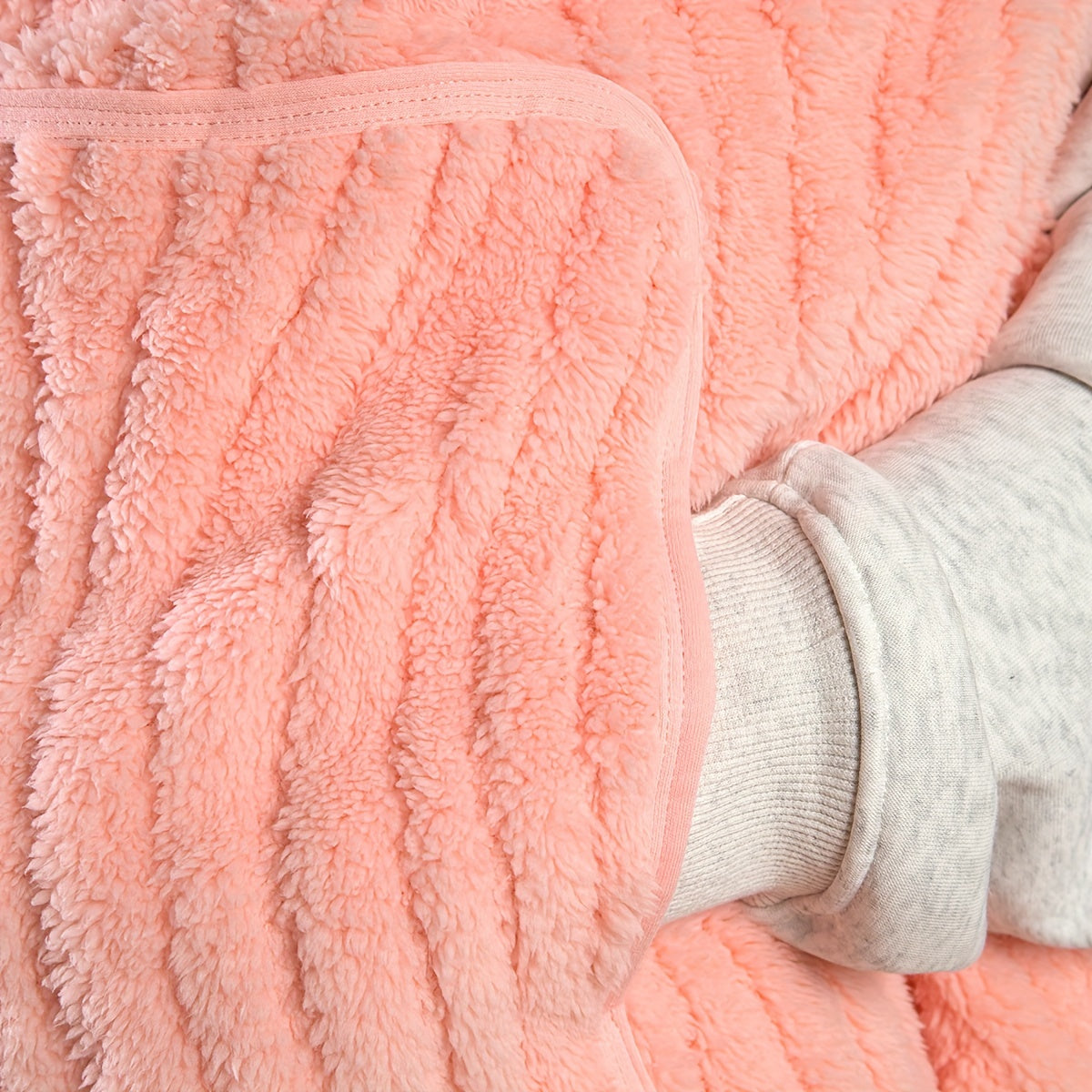 SnugAura | Winter Blanket – Hand-Warmer Pocket for Cosy Nights