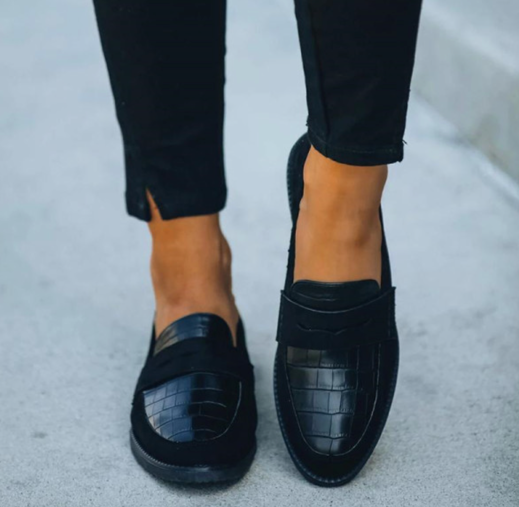 Elegance-Urban - Women's Black Loafers in Luxury Leather for All-Day Comfort-2