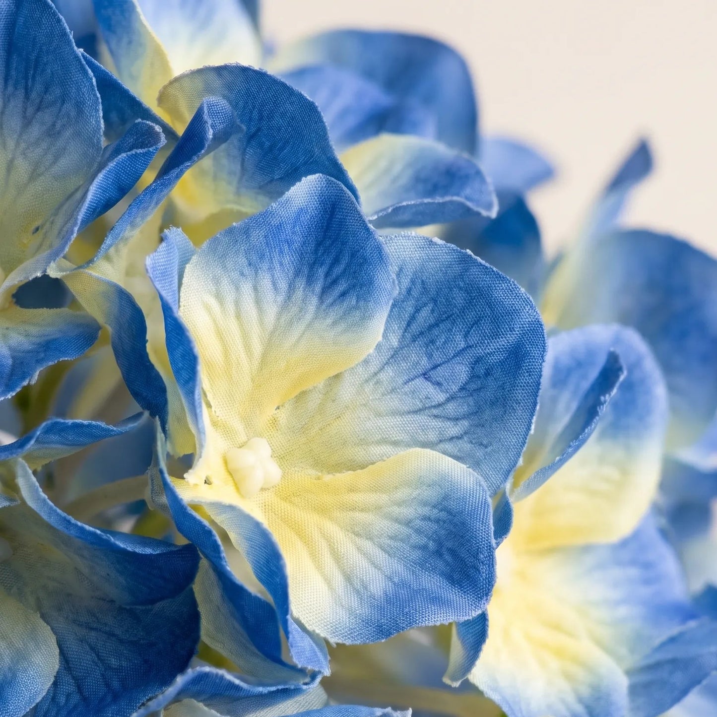 Floraura - Floral Design Rechargeable Table Lamp
