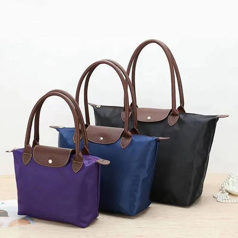 https://cdn.shopify.com/s/files/1/0646/0555/2908/files/Spacious-Tote-Bag-Durable-Design-Ample-Room-2.jpg?v=1745638982
