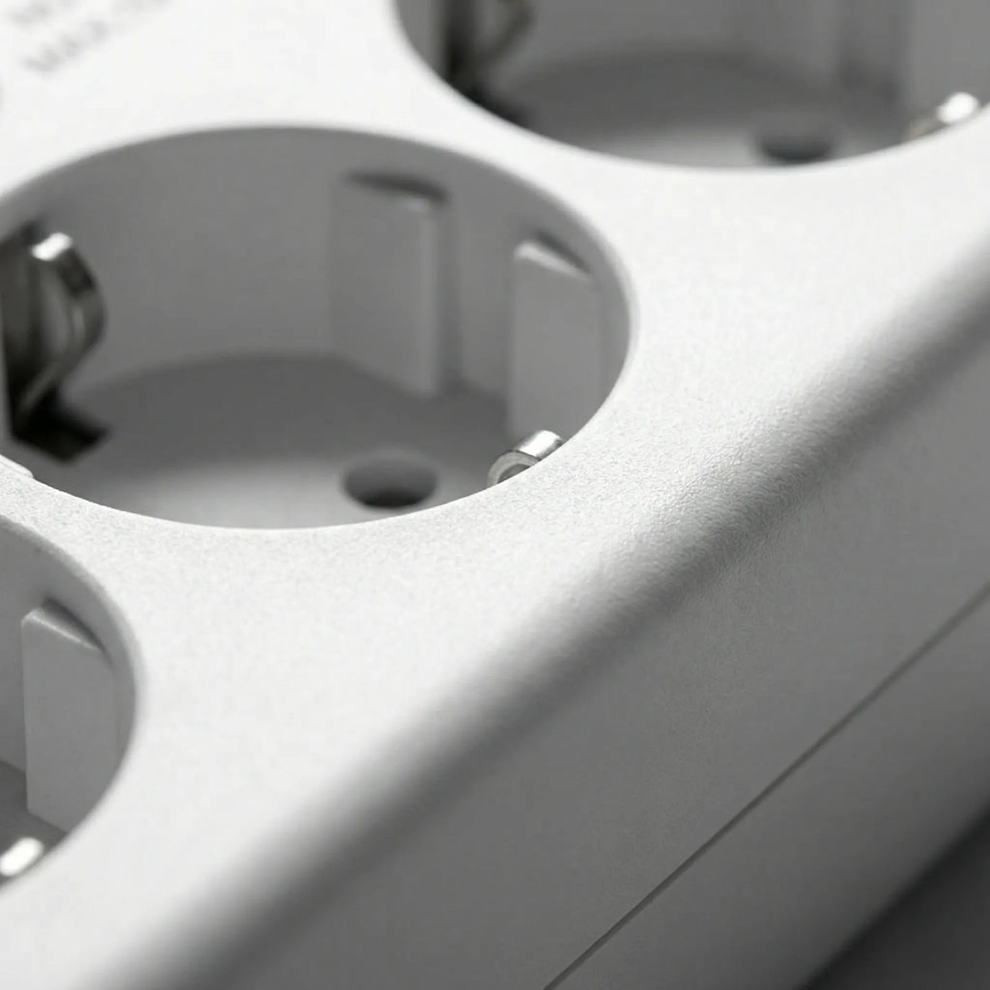 Voltriqia - Compact Multi Outlet Power Strip